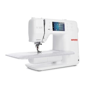 Швейная машина Bernina 335 Электронная швейная машина, 625 операций, автоматическая петля (8 видов), два алфавита, ЖК дисплей, 900 стежков/мин, регулировка скорости, приставной столик. Фирменные гарантийные обязательства 3 года.